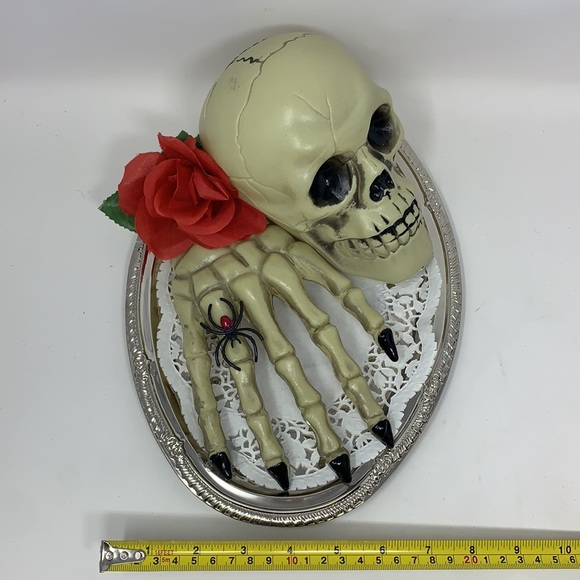 Halloween PROP Skull 💀 & creepy hand on platter - Picture 11 of 14